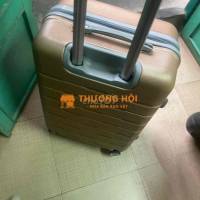 Vali nhựa bị bể 1 lỗ nhỏ, size 24