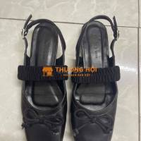 Giày bệt và dép dây trắng