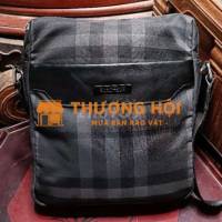 Túi chéo nam Burberry.