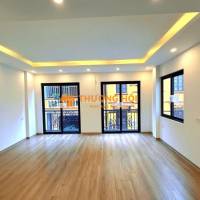 Bán nhà Hoàng Quốc Việt, 55m2 x 5 tầng, Thang máy. Ô tô vào nhà, 20.x tỷ