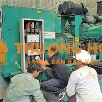Kỹ thuật viên sửa chữa máy phát điện