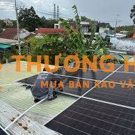 Thợ phụ lắp tấm pin năng lượng