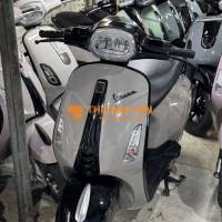 Vespa xám xi măng cập bến ạ