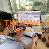 Nhân viên kiểm hàng hóa