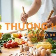 1 nữ nhân viên nấu ăn cho chuyên gia Trung Quốc