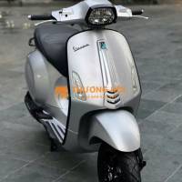 Đẳng cấp sprint màu bạc đèn vuông