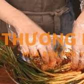 Nhân viên sơ chế rau củ và đóng gói kim chi