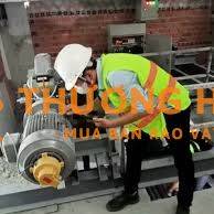 Công nhân phụ việc và thợ hàn cơ khí tại TP.HCM