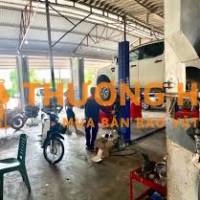 Thợ máy phụ sửa ô tô