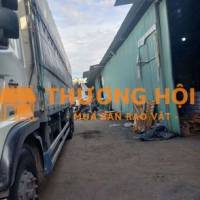 Bốc xếp hàng có xe nâng hỗ trợ