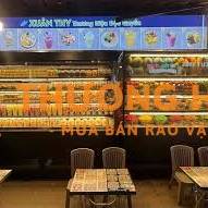 2 bạn phụ bán hàng