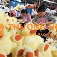 nhân viên thiết kế và may thú nhồi bông