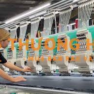 Công nhân đứng máy thêu công nghiệp