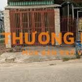 Nhà mặt tiền10 m đường bê tông hướng chánh nam nhà đút một trệt 1 lầu.