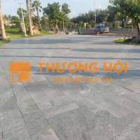 Đá đen Phú Yên khò lửa – chống trơn vượt trội, bền đẹp cho công trình ngoài trời