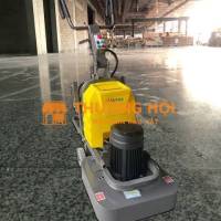 Nhân viên điều khiển máy mài sàn công nghiệp