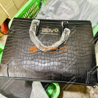 Nhận khắc logo lên cặp da theo yêu cầu - Nâng tầm thương hiệu doanh nghiệp