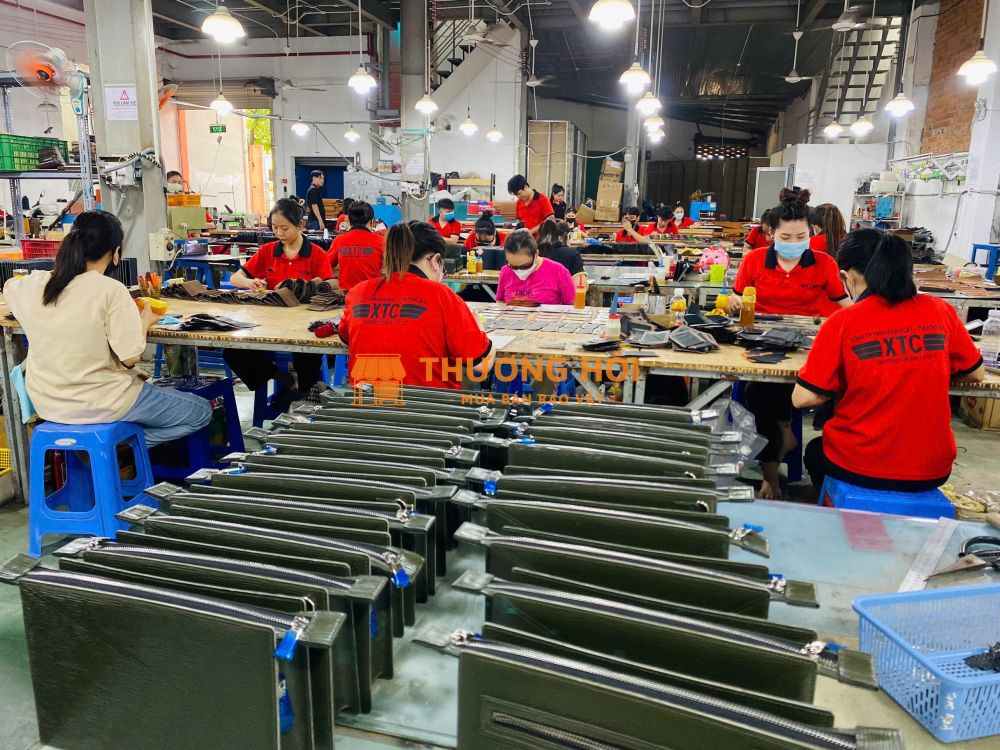 xưởng sản xuất chuyên hàng xuất khẩu phụ kiện đồ da bò thật.