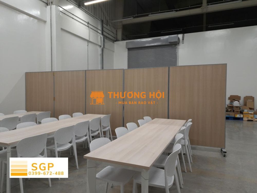 vách ngăn có bánh xe di chuyển trong văn phòng