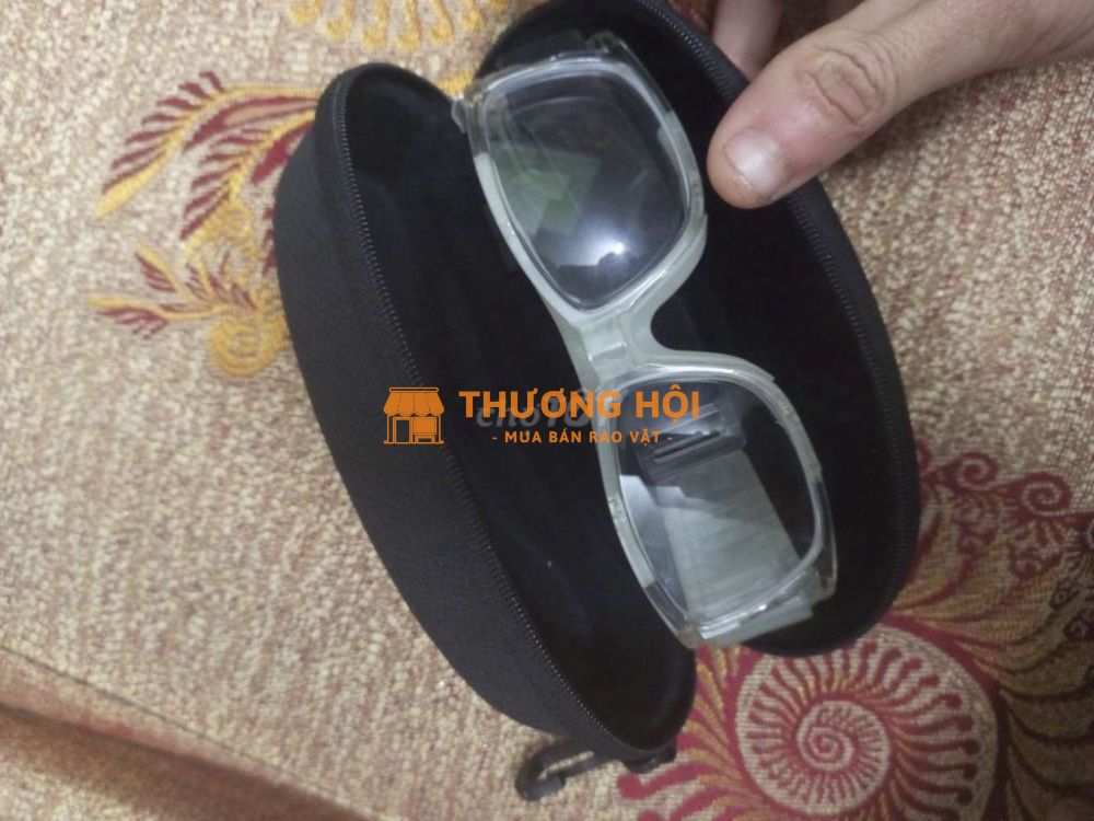 Kính thể thao cho ae vận động đá bóng.