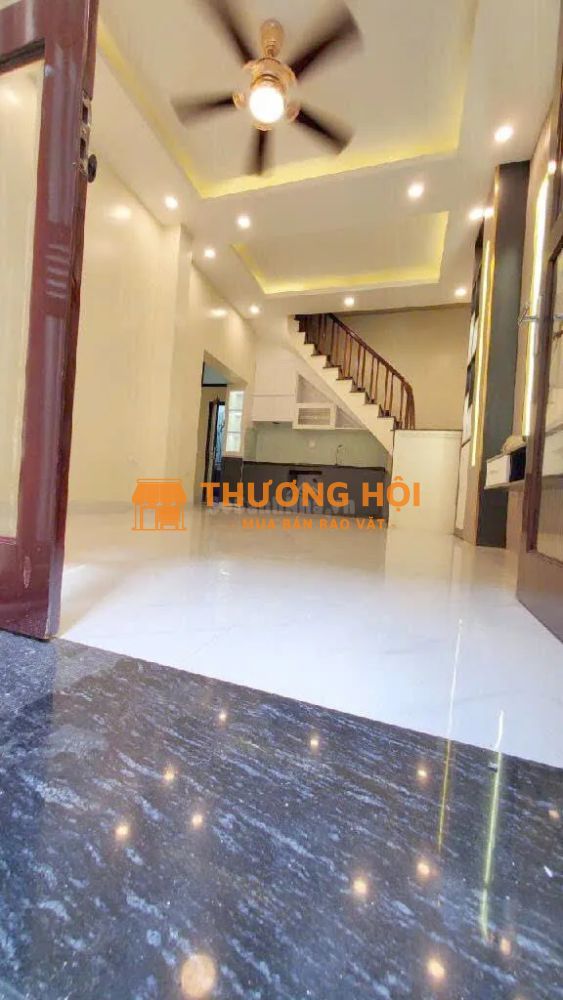 Chủ cần tiền giảm giá 2 tỷ.Đống Đa 35 m, 3 tầng, mặt tiền 4 m, ngõ 3,5 m, nhà mới đẹp, sổ đỏ cc