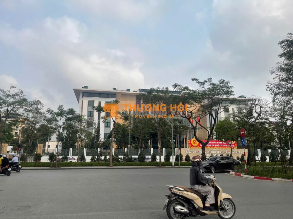Bán nhà cũ mặt phố Hoàng Cầu, Diện tích 100m mặt tiền 6,5m - Vỉa hè rộng kinh doanh sầm uất