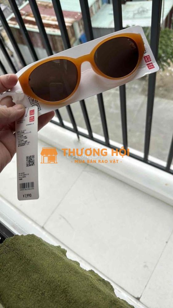 Kính thời trang chống UV của Uniqlo