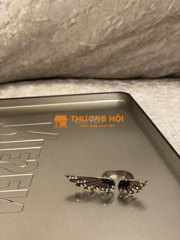 Nhẫn hình cánh Đã sử dụng Cả nam và