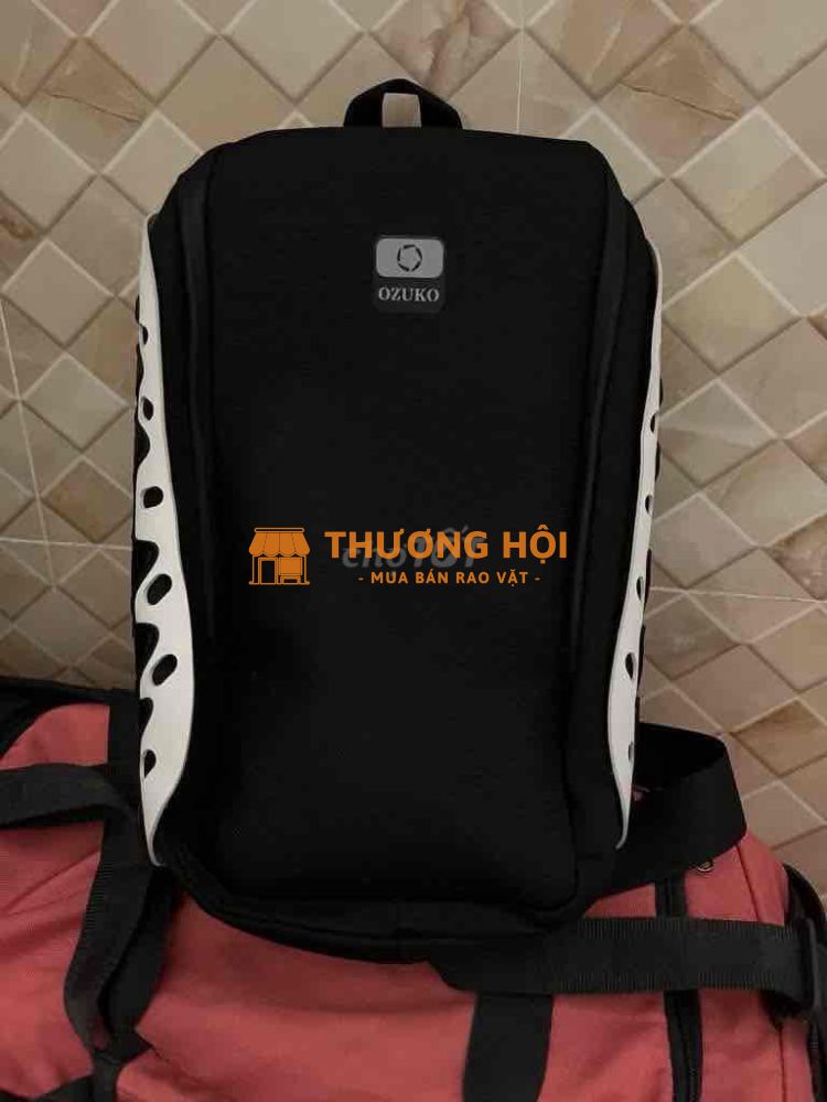 Túi đeo chéo có khoá số và cổng usb