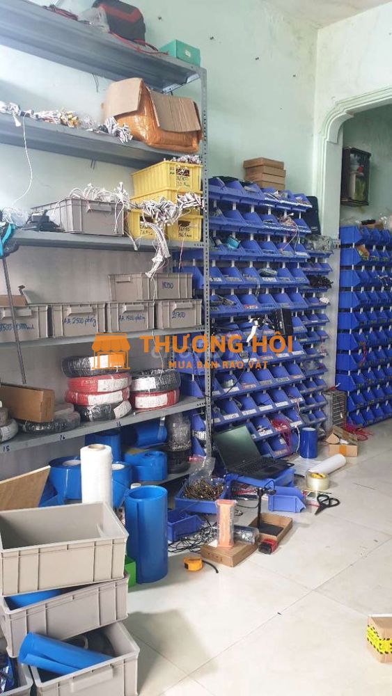 01 Nam Bán hàng và đóng gói phụ kiện pin xe điện