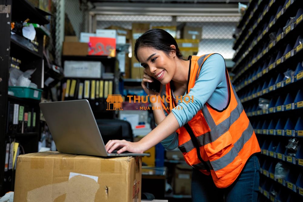 Nhân viên kiểm kê, sắp xếp hàng hoá