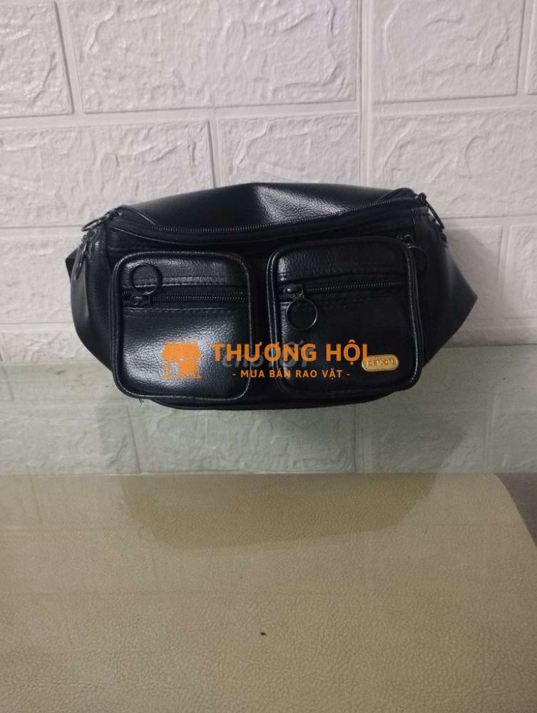 Túi đeo bụng và đôi bao tay bằng da .