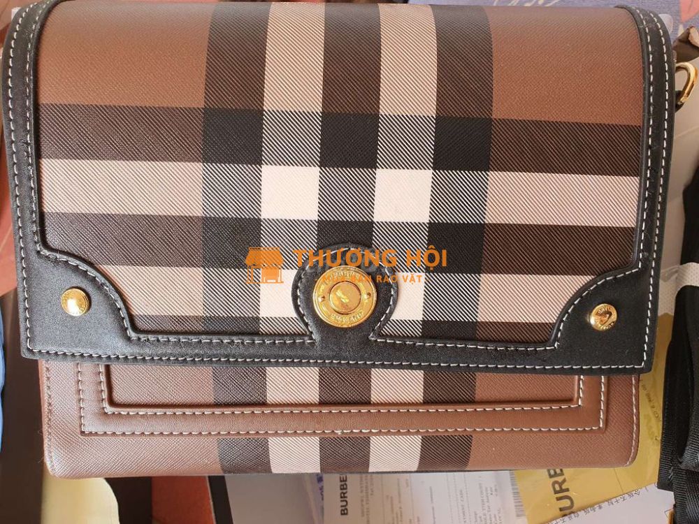 Túi đeo chéo hiệu Burberry