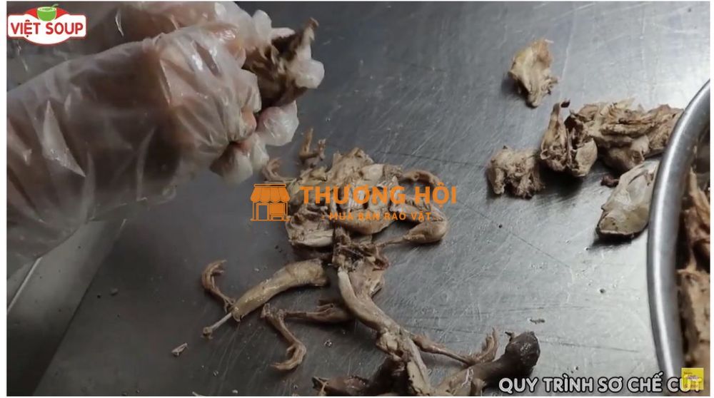 10 NỮ SƠ CHẾ GỠ XƯƠNG CÁ, CÚT, GÀ