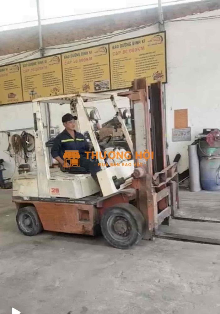 xe nâng 2.5 tấn