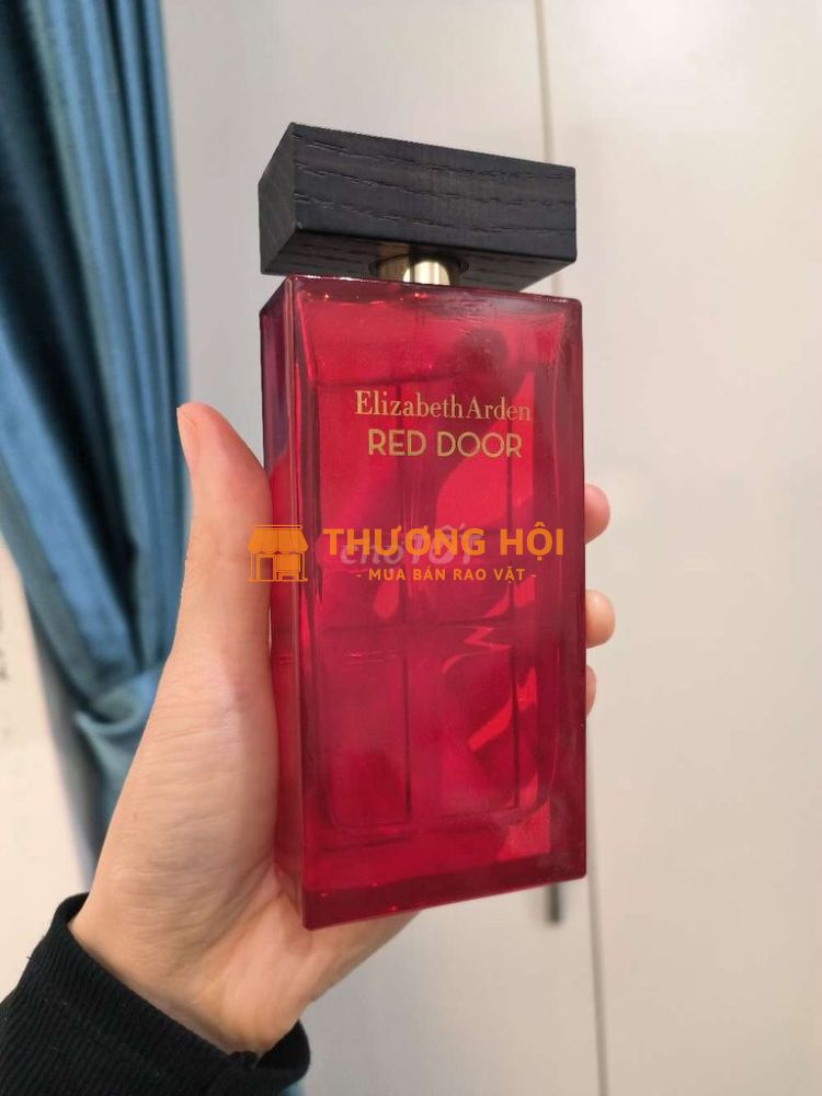 Pass chai Elizabeth Arden