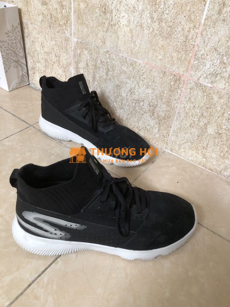 Bán đôi Sneaker size 41 chính hãng rất mới