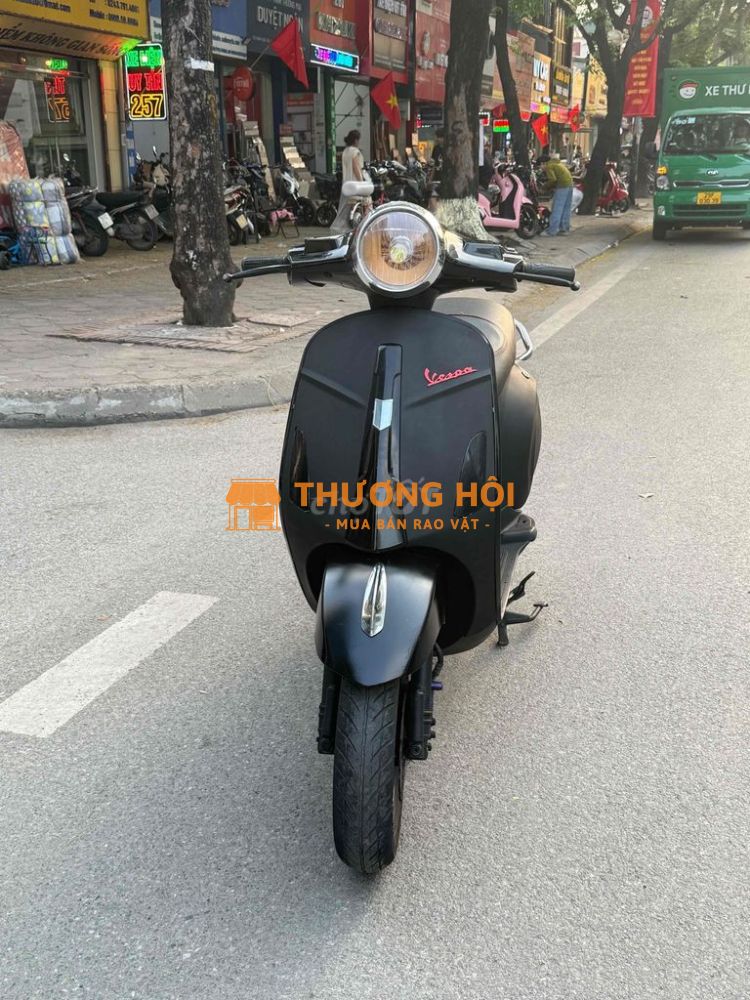 Xe điênn Vespa đen tem đỏ