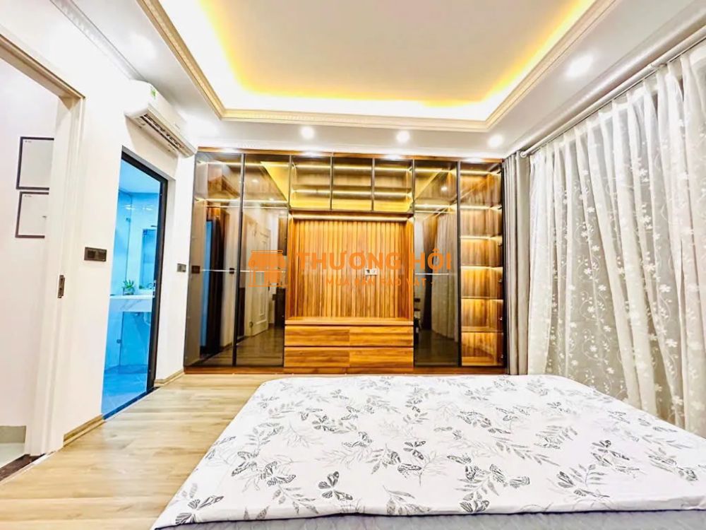 TRUNG TÂM CẦU GIẤY - CÁCH Ô TÔ 10M - FULL NỘI THẤT LONG LANH- NỞ HẬU