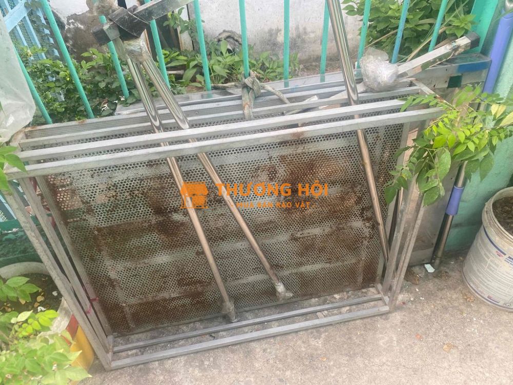 khung sắt gắng lên xe 3 bánh hoặc xe máy bán hàng