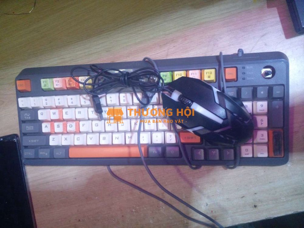 Bàn phím, chuột, dây cáp hdmi.
