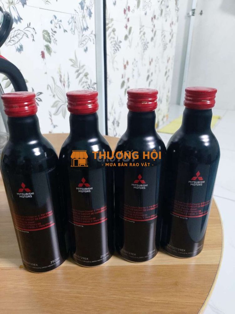 Thanh lý 4 chai dung dịch vệ sinh máy dầu xe ô tô