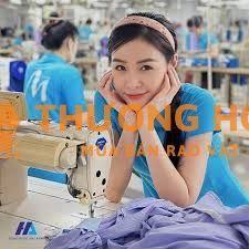 Công nhân may quần áo