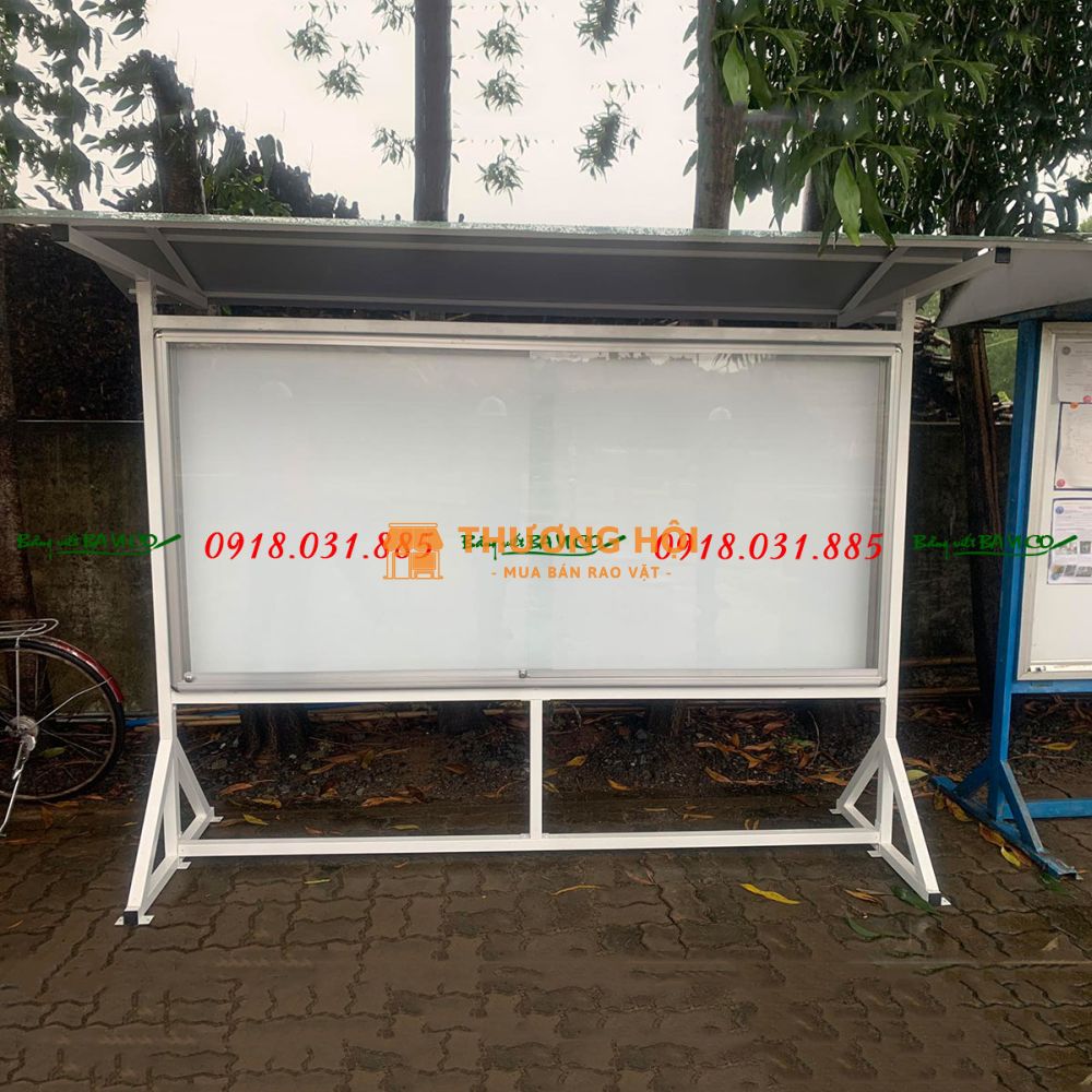 Bảng thông báo cửa kiếng có gắn khóa, có mái che
