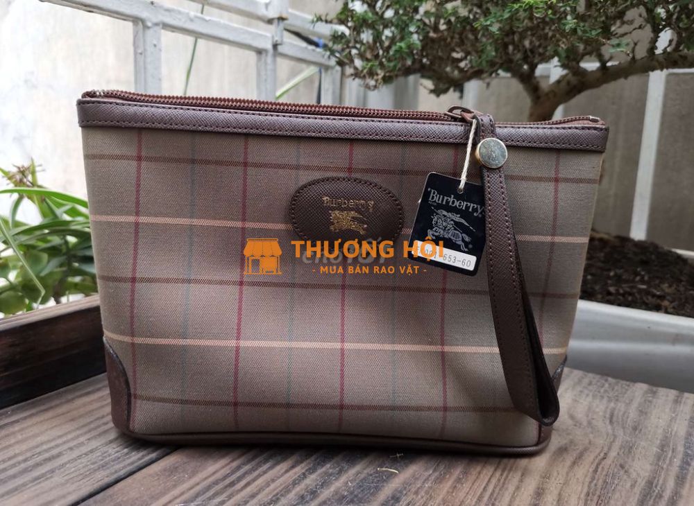 Clutch Burberrys cầm tay còn nguyên tag