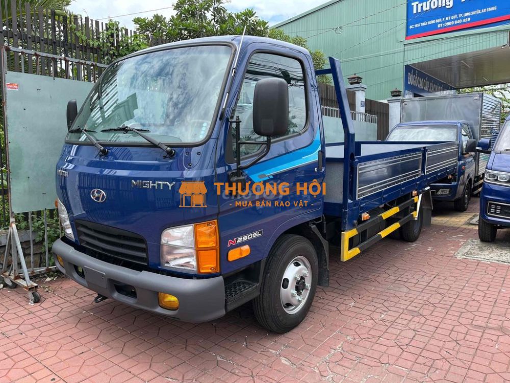 HYUNDAI N250SL E5 THÙNG LỬNG 2t4 DÀI 4m3