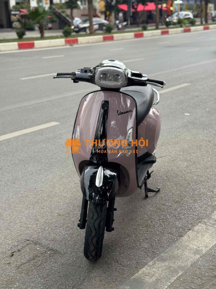 Vespa xám hồng màu hottrend 2025, có trả góp