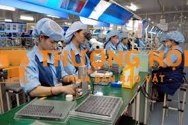 Công nhân sản xuất linh kiện điện tử tại Hà Nam