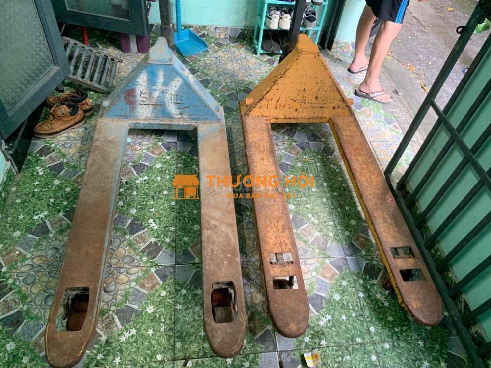 cần bán 2 xe nâng tay còn hoạt động tốt