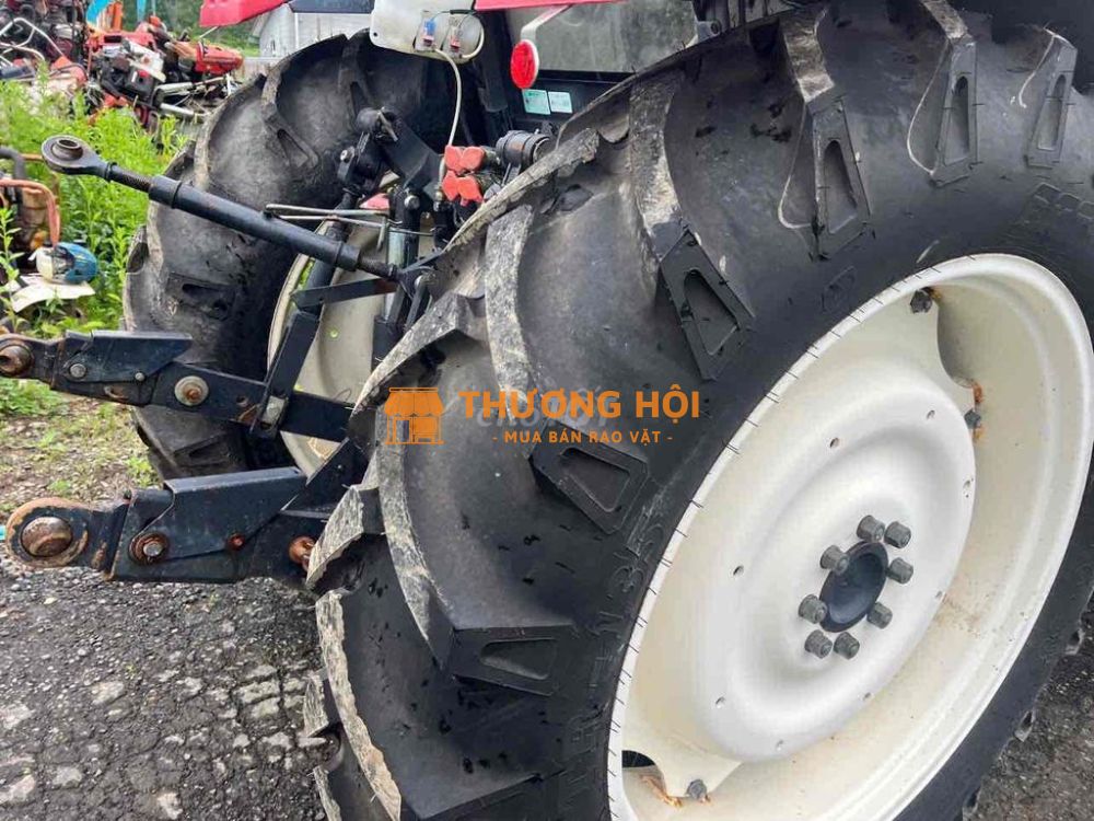 Máy kéo Mitsubishi MT651 màu đỏ